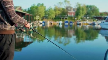 Nehir kıyısında balık tutan adama yaklaş.