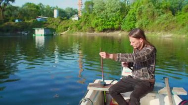 Balıkçıyı yüzdüren adama yaklaş.