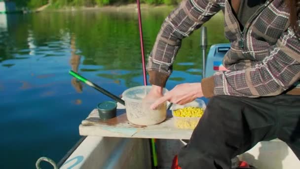 Hände Machen Futter Für Fischfütterung Und Fischkumpel Der Mensch Gibt — Stockvideo