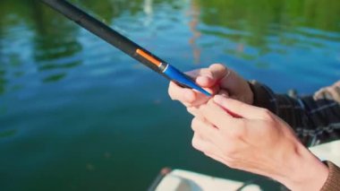 Balıkçıyı yüzdüren adama yaklaş.