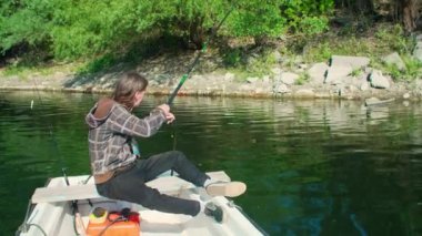 Sığ sularda kayıkta rahat balık avı
