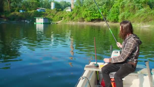 Pesca Relajada Desde Barco Aguas Poco Profundas — Vídeo de stock