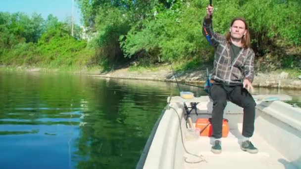 Relaxado Homem Meia Idade Pesca Barco Branco Águas Rasas Perto — Vídeo de Stock