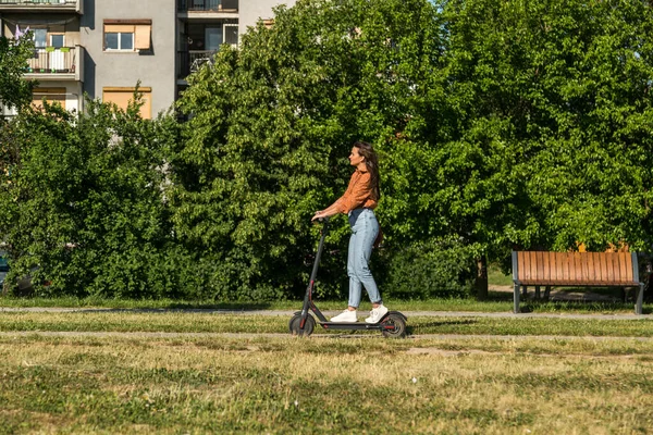 Giovane Bella Ragazza Cavalca Uno Scooter Elettrico Attraverso Insediamento Urbano — Foto Stock