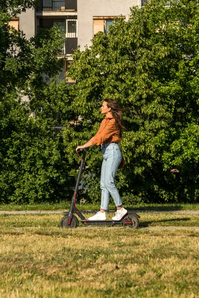 Jong Mooi Meisje Rijdt Een Elektrische Scooter Door Een Stedelijke — Stockfoto