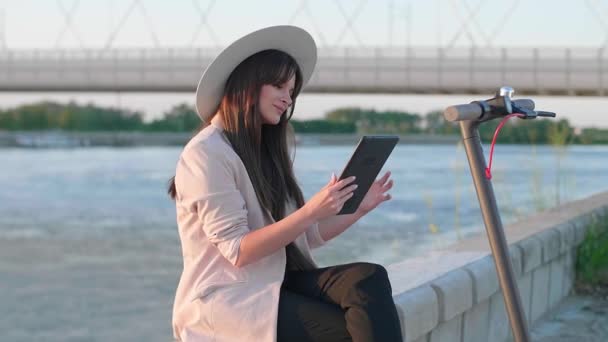 Young Beautiful Woman Hat Sitting River Tablet Her Hands Electric — Stock Video