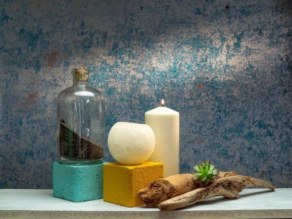 多肉植物 キャンドル 古い青い壁に対する白い棚の上に黒い砂とボトルで部屋の装飾 — ストック写真