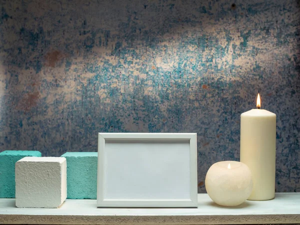 Imagem Quadro Mockup Com Velas Prateleira Branca Contra Parede Azul — Fotografia de Stock