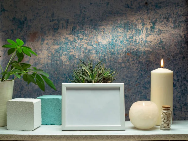 흉내와 파란색 선반에 촛불이 식물을 — 스톡 사진