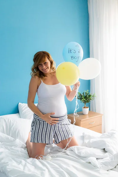 Happy Pregnant Caucasian Woman Her Bed Holding Few Balloons While — Stock Photo, Image