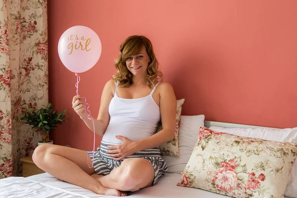 Happy Pregnant Caucasian Woman Her Bed Holding Balloon While One — Stock Photo, Image