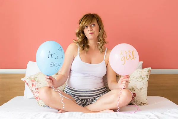Smiling Happy Pregnant Caucasian Woman Sitting Bed Holding Two Balloons — Stock Photo, Image