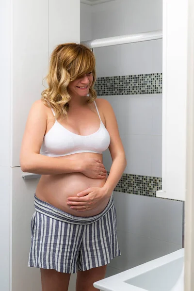 Una Mujer Caucásica Embarazada Sonriente Feliz Pie Baño Con Ambas — Foto de Stock