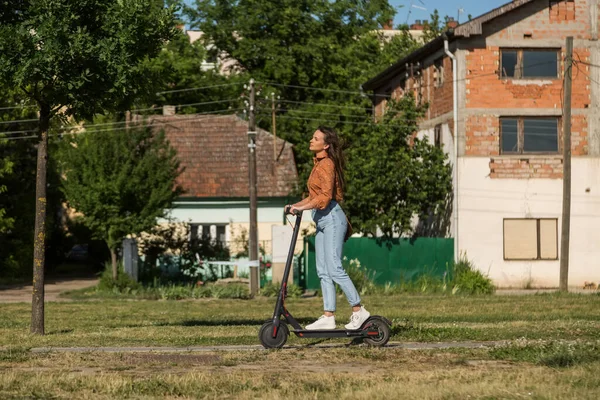 Молода Красива Жінка Їде Електричним Скутером Через Міське Поселення — стокове фото