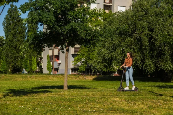 Junge Schöne Frau Fährt Mit Einem Elektroroller Durch Eine Städtische — Stockfoto