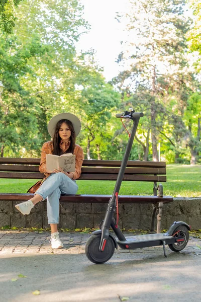 Een Jonge Mooie Vrouw Met Een Hoed Zit Een Bankje — Stockfoto