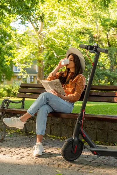 Молода Красива Жінка Капелюхом Сидить Лавці Парку Книгою Руках Під — стокове фото