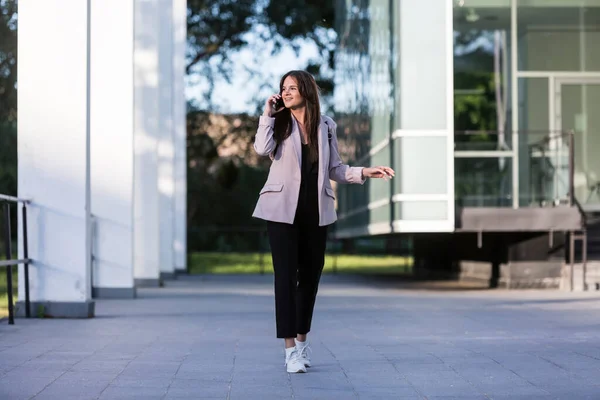 Une Jeune Belle Femme Marche Parlant Sur Son Téléphone Portable — Photo