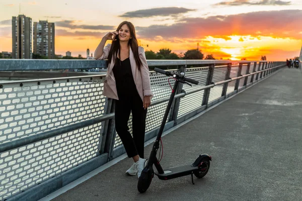 Una Joven Sonriente Está Pie Junto Valla Del Puente Mientras — Foto de Stock