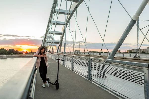 Una Joven Sonriente Está Apoyada Valla Del Puente Escribiendo Teléfono —  Fotos de Stock