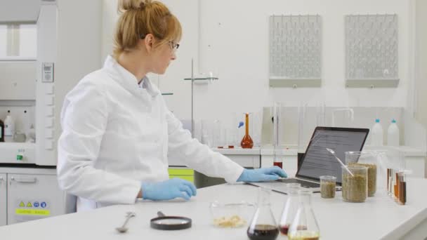 Chemik Pracujący Olejami Cbd Cbda Konopi Laboratorium Pisze Wyniki Laptopie — Wideo stockowe