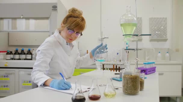 Cientista Feminina Usando Óculos Luvas Látex Trabalhando Com Líquido Turquesa — Vídeo de Stock