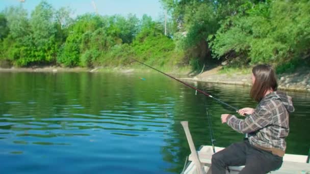 Nehir Kıyısının Yakınındaki Sığ Sularda Beyaz Teknede Balık Tutan Orta — Stok video