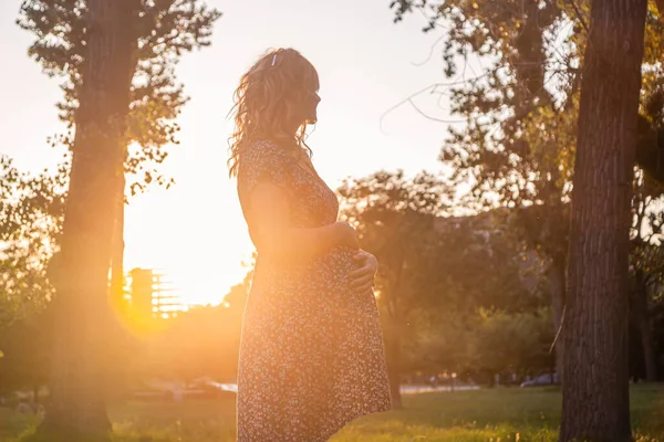 Happy Caucasian Pregnant Woman City Park Sunset Trees Background She — Stock Photo, Image