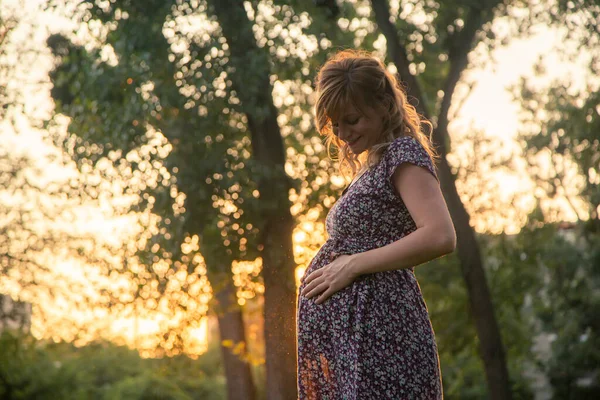 Happy Caucasian Pregnant Woman Standing City Park Sunset Trees Background — Stock Photo, Image