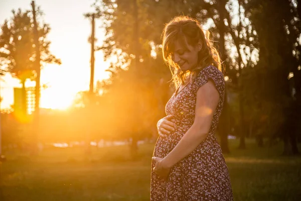Happy Caucasian Pregnant Woman Standing City Park Sunset Trees Background — Stock Photo, Image