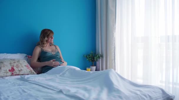 Une Femme Enceinte Souriante Position Semi Assise Lit Les Mains — Video