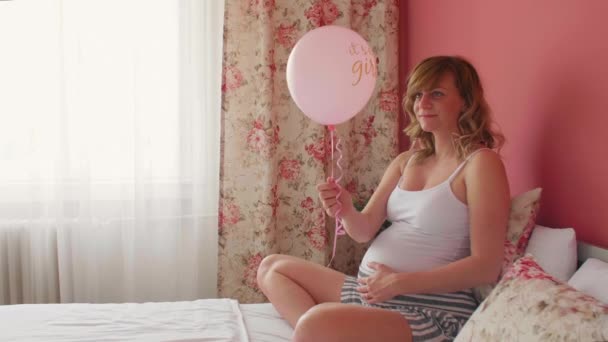 Uma Mulher Caucasiana Grávida Feliz Sua Cama Segurando Balão Enquanto — Vídeo de Stock