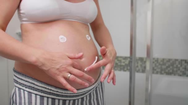 Uma Mulher Branca Grávida Sorridente Feliz Banheiro Com Rosto Sorridente — Vídeo de Stock