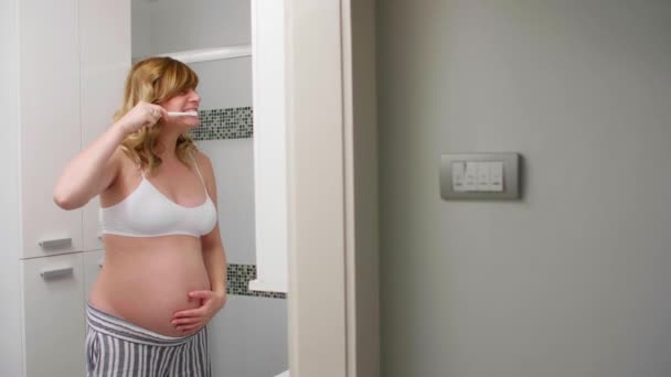 Una Donna Caucasica Incinta Sorridente Piedi Nel Bagno Una Mano — Video Stock