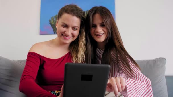 Dois Amigos Sentados Sofá Sala Estar Enquanto Lêem Algo Tablet — Vídeo de Stock