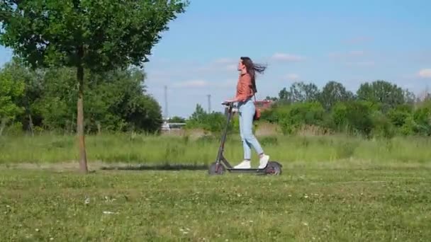 Joven Hermosa Mujer Cabalga Scooter Eléctrico Través Del Parque Alrededores — Vídeo de stock