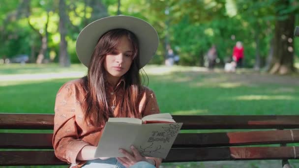 Young Beautiful Woman Hat Sitting Park Bench Reading Book Nature — Stock Video