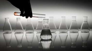 Kırmızı damlaları Erlenmeyer şişesine suyla dolduruyorum..