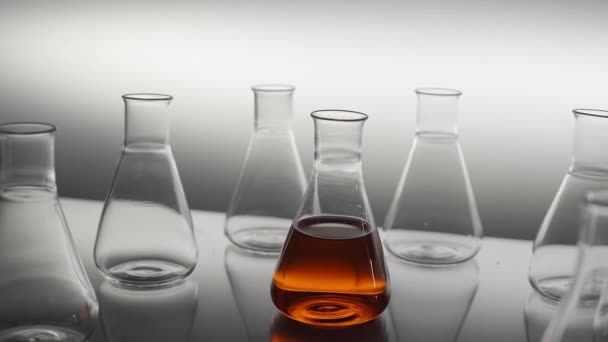 Erlenmeyer Frasco Lleno Líquido Color Que Refleja Mesa — Vídeos de Stock