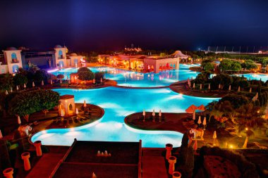 Türkiye'de gece otel havuzu