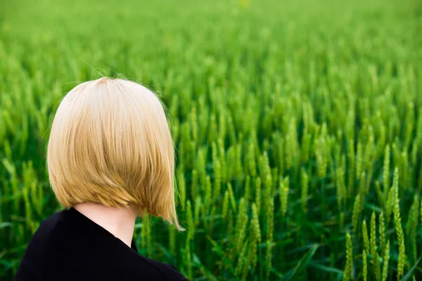 Girl Short Hair Wheat Field — Stock Photo, Image