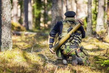 Bazuka ile ormandaki silahlı asker