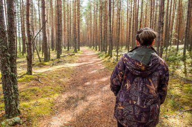 Kız ormanda yürüyüş avcı kamuflaj