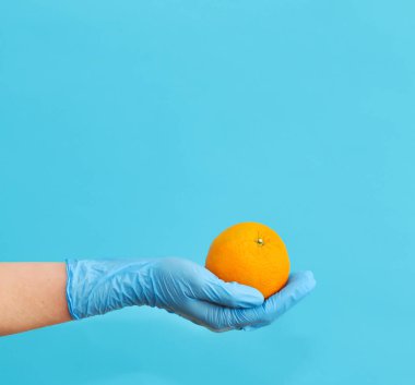 Coronavirus sırasında marketten ya da marketten eldiven almak.