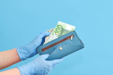 Coronavirus sırasında dükkândan eldiven alınması, içinde para ve pasaport olan cüzdan kullanılması.