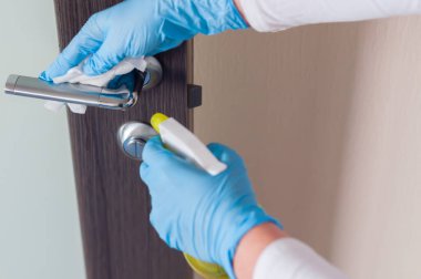 Hijyen - kadın virüsün yayılmasını önlemek için su bazlı antiseptik sprey kullanıyor..