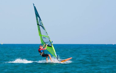 Rodos, Yunanistan - 08 Ağustos 2018: Rüzgar sörfü, Yunanistan 'ın Rodos adasında yelken açmak