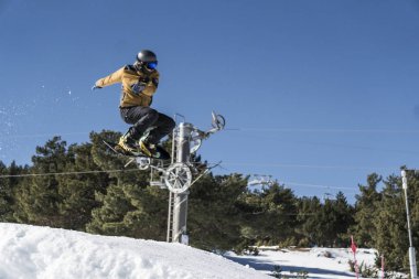Snowboarder güzel yüksek atlama