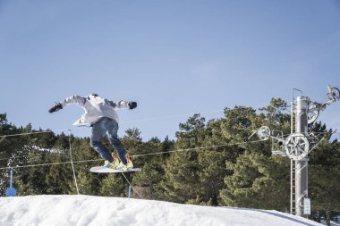 Snowboarder geri stil ile atlamak