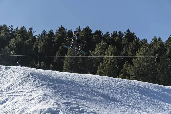 Snowboarder Hermosa Grap Salto — Foto de Stock